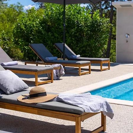Escape: Your Serene Family Getaway Awaits *